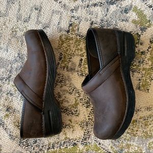 WOMENS DANSKO BROWN LEATHER CLOGS